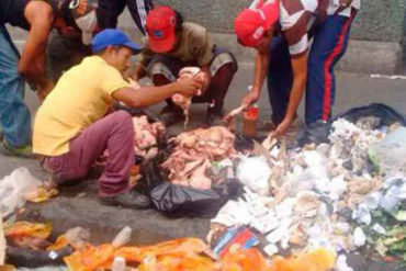 ¡LAMENTABLE! Tuitero aplaude de pie el valor de los venezolanos que comen de la basura a causa de la crisis (+Video)