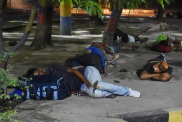 ¡LEGADO DEL DIFUNTO! En Colombia cada vez hay más venezolanos durmiendo en las calles