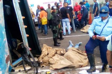 ¡DESGRACIAS DE LA PATRIA! Camión que hacía las veces de «transporte» volcó en Guayana: 2 muertos y más de 10 heridos