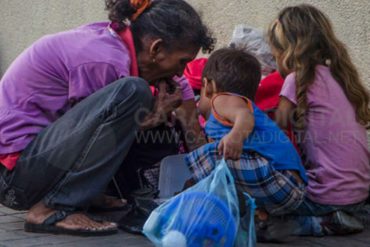 ¡TERRIBLE! Denuncian que mujeres en Venezuela pagan para buscar comida en bolsas de basura