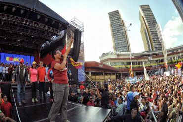 ¡NO LA PELARON! Las críticas que le lanzaron a Érika Farías un grupo de chavistas en pleno metro