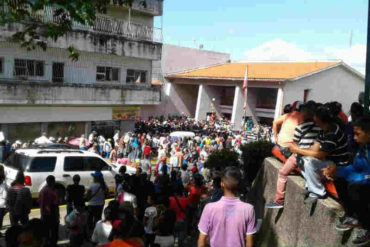 ¡EXIGEN PAGO DE SU SOBORNO! Protesta en la Alcaldía de Caroní: la gente exige la entrega del Bono Niño Jesús, la caja CLAP y el pernil