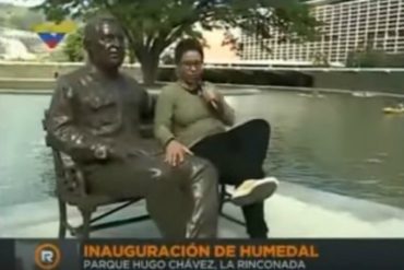 ¡INCREÍBLE! El país en crisis y gobierno inaugura estatua de Chávez sentado en una banca en La Rinconada