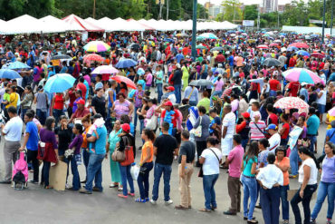 ¡QUÉ DE LO ÚLTIMO! Hacían cola desde las 4am por un pernil (a las 5pm les dijeron que no llegaría) (+Video)