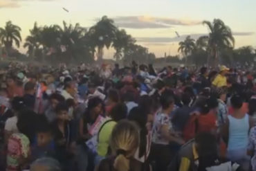 ¡UN INFIERNO! Entre puños y patadas: Así fue la desastrosa y humillante entrega de regalos a niños en Valencia (+Videos)