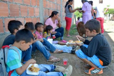 ¡HERMOSO GESTO! En barrio de Cúcuta repartieron hallacas a los venezolanos que emigraron