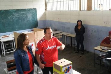 ¡QUÉ HORROR! Gobernador Marco Torres votó con el carnet de la patria en mano (+Jaladita)