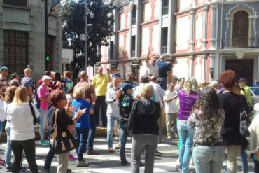 ¡SIN MIEDO! Trabajadores de la Alcaldía Metropolitana trancaron la avenida Urdaneta (+Guarimba a metros de Miraflores +Videos)