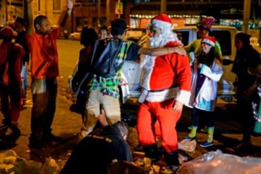 ¡OSCURA NAVIDAD! «¡Danos comida!», gritan a un Santa Claus en las apagadas calles de Caracas (Video+Fotos)