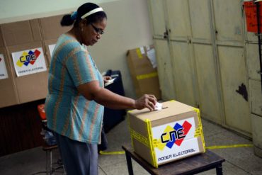 ¡MOSCA CON ESTO! Denuncian que el PSUV paga a electores para que sean asistidos en el voto