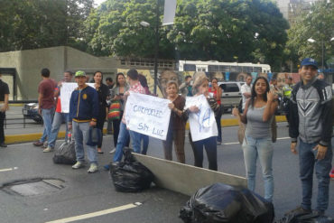 ¡SALIERON MOLESTOS! Trancan la Francisco de Miranda en protesta por estar 11 días sin luz (+Fotos)