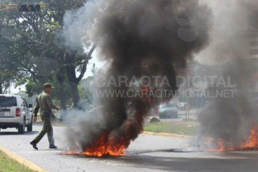 ¡MÁS PROTESTA! Encapuchados queman cauchos en Naguanagua cerca del Fuerte Paramacay (exigían cambio de gobierno)