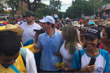 ¡LE PIDIÓ POR EL PAÍS! Capriles acompañó procesión de la Divina Pastora (VIDEO)