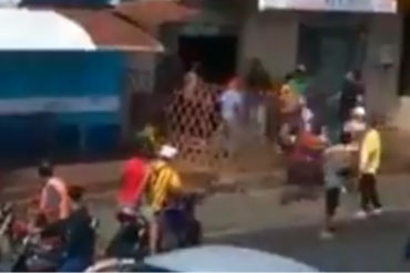 ¡SITUACIÓN INCONTROLABLE! En Anaco gritaron «hambre» y saquearon una panadería (VIDEO)