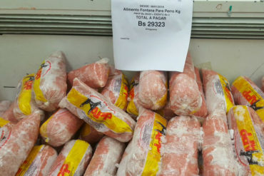 ¡SOLO EN «SOCIALISMO! Venezolanos “comen alimentos para perros” por la crisis