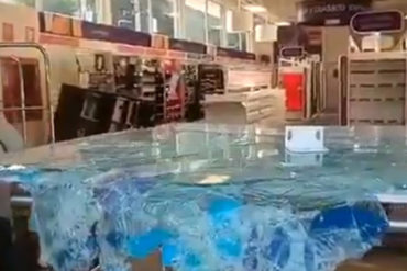 ¡VANDALISMO DESATADO! Saqueos y destrozos a varios comercios y un Farmatodo en Maracay