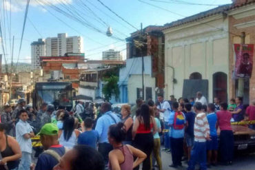 ¡INCONFORMES! Vecinos de La Pastora trancaron la calle para protestar por falta de comida y luz