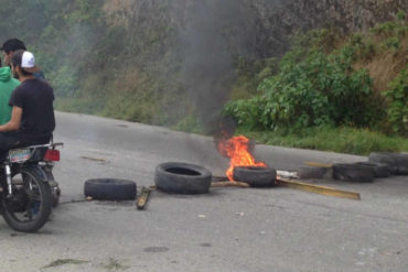 ¡NO PERDIERON OPORTUNIDAD! Habitantes de El Junquito les salieron al paso a efectivos policiales: “Hay hambre” (+Videos +Fotos)