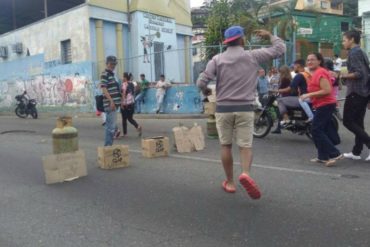 ¡PUEBLO A LA CALLE! Habitantes de Valera protestan por falta de comida: hicieron una barricada con cajas Clap