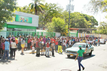 ¡QUÉ ABUSO! Guardia del Pueblo decidía a dedo quiénes podían comprar en tienda Clap de Catia la Mar