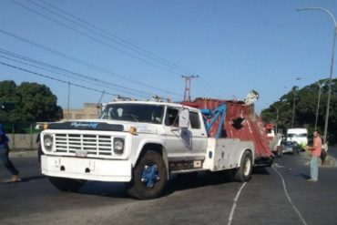 ¡SÉPALO! Chofer que falleció tras vuelco de gandola con cajas CLAP fue despojado de sus pertenencias