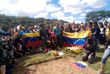 ¡SÍ SE PUDO! Ciudadanos rompen piquete de la PNB y entran al Cementerio del Este: Rinden tributo en tumbas de Pimentel y Agostini