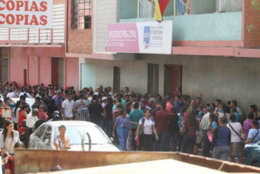 ¡CADA VEZ PEOR! Crecen colas en el Registro Principal de Maracaibo para legalizar documentos