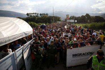 ¡HUYEN EN MASA! Venezolanos desesperados esperan cruzar la frontera para escapar de la crisis (Video +Fotos)