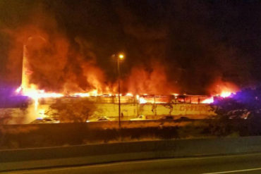 ¡ÚLTIMA HORA! Incendio consume galpón en Quinta Crespo (Foto+Videos fuertes)