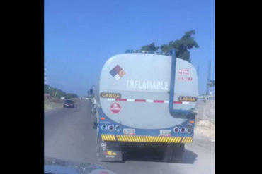 ¡PELIGROSÍSIMO! El momento en que un conductor transportaba gasolina con una gandola sin cauchos (+Video)