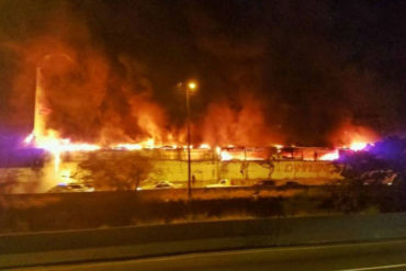 ¡ATENCIÓN! Investigan causas del incendio en cuatro galpones de mayoristas: Se requieren 2 días para levantar escombros ¡ATENCIÓN! Investigan causas del incendio en cuatro galpones de mayoristas: Se requieren 2 días para levantar escombros