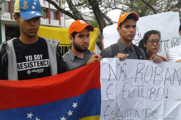 ¡PARA REFLEXIONAR! “Maduro ahoga nuestros sueños”: Jóvenes protestaron por el éxodo de venezolanos