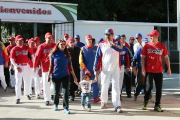 ¡NADA SOCIALISTAS! Las marcas deportivas del imperio que se vieron en el juego de softbol de Maduro