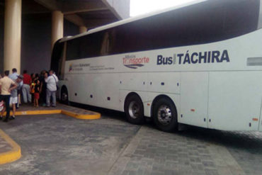 ¡UNA MENOS! Por exigencia de pago en moneda extranjera no saldrán autobuses hasta Colombia desde Vargas