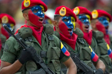 ¡MÍRELOS! Así esperan militares venezolanos a las afueras de Seguros Horizonte para pedir la baja (+Fotos)