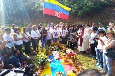 ¡LO ÚLTIMO! Pese al difícil acceso, sociedad civil llega al lugar donde reposa el cuerpo de Oscar Pérez con flores y banderas