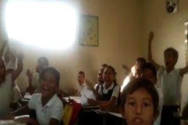 ¡PURA FELICIDAD! La reacción de unos niños cuando una maestra dice que va a “sacar a Maduro” (+Video)