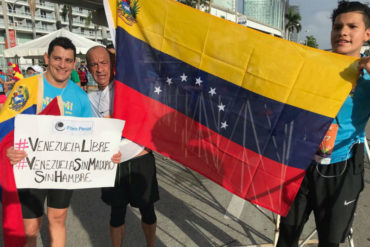 ¡ALZANDO LA VOZ! Venezolanos protestaron en el maratón de Miami (+Foto)