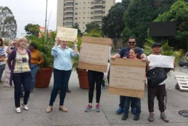 ¡QUÉ ABUSO! Protestan en Los Naranjos por falta de luz desde hace 16 días