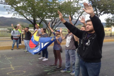 ¡TIEMBLA, NICOLÁS! Estudiantes de la Universidad de Carabobo protestaron frente a la 41 Brigada Blindada