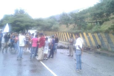 ¡PURA PATRIA! Comunidad socialista de Guarenas se alzó en protesta: “No nos llegan las cajas CLAP” (+Video)