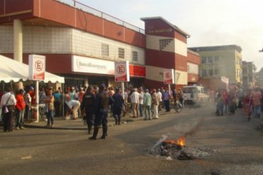 ¡PUEBLO A LA CALLE! Adultos mayores queman cauchos en San Carlos para exigir pago de su pensión