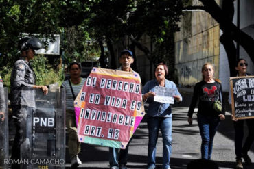 ¡NO LOS CALLA NADIE! Protestan en la morgue de Bello Monte en apoyo a familiares de Óscar Pérez (Fotos + Video)