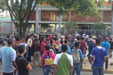 ¡LO ÚLTIMO! Protestaron frente al banco de Venezuela de Puerto La Cruz para que entregue tarjetas de débito