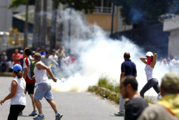 ¡ATENCIÓN! Heridos 4 estudiantes en la plaza Las Tres Gracias por represión a la marcha en honor a los caídos (+Video)