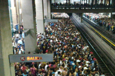 ¡CAOS TOTAL! Vea el día a día de los venezolanos: usuarios del Metro se caen a empujones entre ellos para entrar a un vagón (+Video)