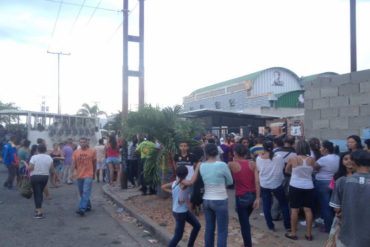 ¡ESTO SE PONE PEOR! Saquearon durante venta de comida de la gobernación de Carabobo (+Fotos)
