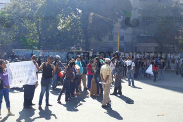 ¡NECESITAN APOYO! Representantes y alumnos de colegio en El Valle tomaron las calles este #28Feb para denunciar desidia del plantel ¡NECESITAN APOYO! Representantes y alumnos de colegio en El Valle tomaron las calles este #28Feb para denunciar desidia del plantel
