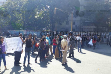 ¡NECESITAN APOYO! Representantes y alumnos de colegio en El Valle tomaron las calles este #28Feb para denunciar desidia del plantel