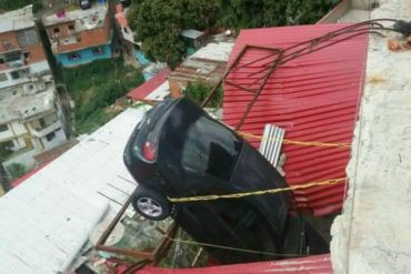 ¡GRAVE! Un carro cayó sobre una casa en Los Jardines de El Valle (+Foto de impacto)